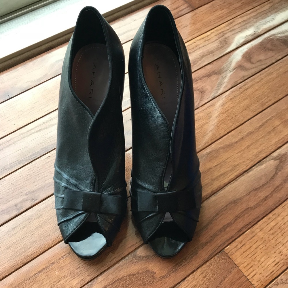 Tahari Black PEEP TOE heels size 8.5